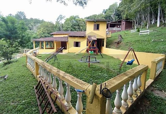 Casa de chácara com playground e espaço para festas com vista para piscina