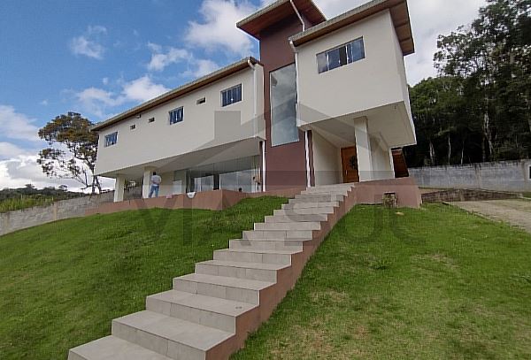 Casa super moderna em Juquitiba em meio à natureza, Casa na Floresta, com piscina e salão de festas e jogos.