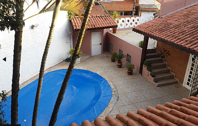 casa sobrado perto do Shopping Taboão, ótima localização, com 4 vagas de garagem e uma bela piscina.
