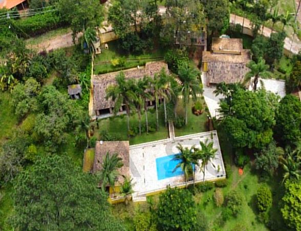 Chácara com 3 casas com mais de 7.000M² varanda com vista para piscina, ampla área de lazer e pomar.