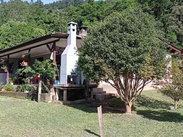 Chácara à venda Casa na Floresta em Juquitiba em SP, linda chácara com lago ao fundo.