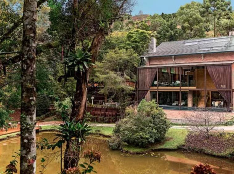 Chácara à venda, linda e charmosa chácara em meio a natureza da cidade de Juquitiba. São 8.000 M² de pura paisagem, ar fresco e puro, com mina d'água, riacho e totalmente arborizada.