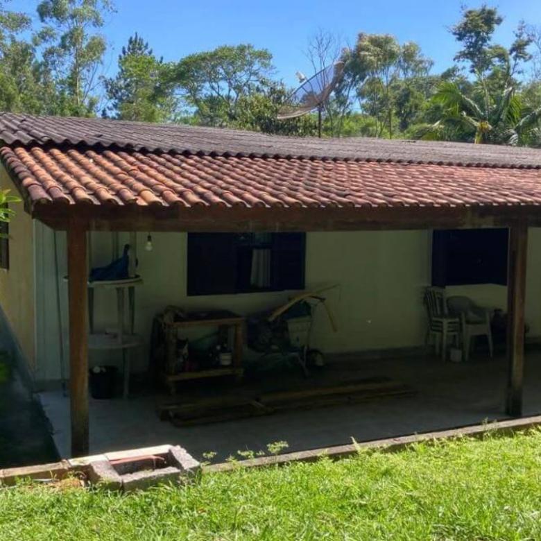 Chácara com casa de campo em São Lourenço da Serra na grande São Paulo, em meio à Mata Atlantica.