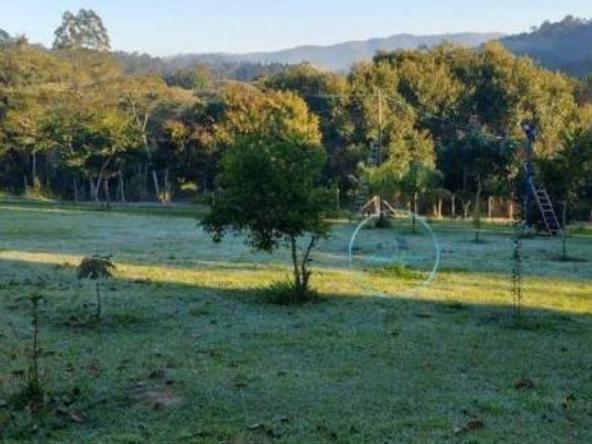 Chácara em São Lourenço da Serra com casa de alvenaria, espaço de lazer amplo há apenas 30 minutos do Rodoanel.