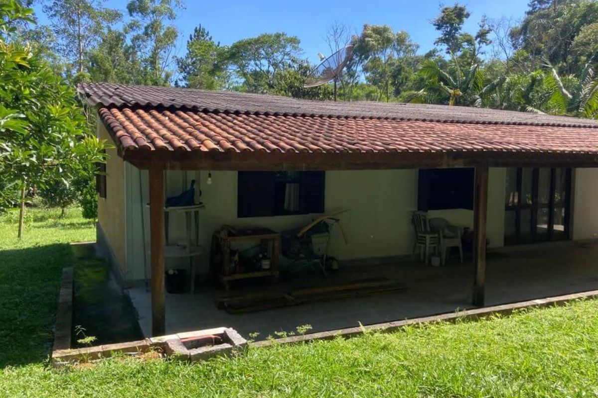 Chácara com casa de campo em São Lourenço da Serra na grande São Paulo, em meio à Mata Atlantica.