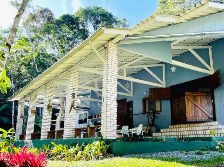 Casa na Floresta Casa de campo na estrada do Shangrilá em Juquitiba, super moderna e aconchegante em meio à Mata Atlântica.