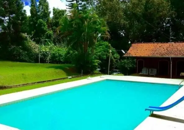 Alugue a Chácara Ideal: Piscina, Varanda e Lazer em Sorocaba!