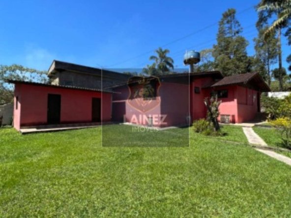 Oportunidade Única! Chácara dos Sonhos à Venda: 2.500 m² com 3 Dormitórios (1 Suíte), Sala Aconchegante, Cozinha, Banheiro, Área de Serviço, Piscina, 2 Lagos e Casa de Caseiro – Perfeita para Sua Família!