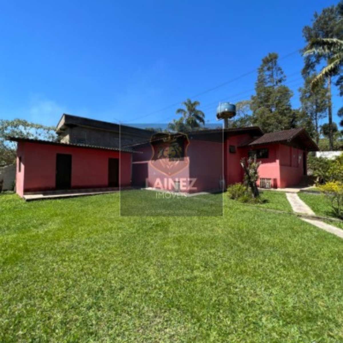 Oportunidade Única! Chácara dos Sonhos à Venda: 2.500 m² com 3 Dormitórios (1 Suíte), Sala Aconchegante, Cozinha, Banheiro, Área de Serviço, Piscina, 2 Lagos e Casa de Caseiro – Perfeita para Sua Família!