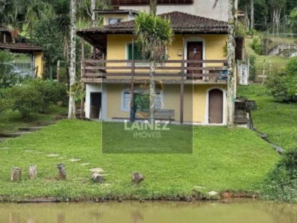 Juquitiba: Chácara com Casa Espaçosa, Lago com Ilha e Pomar!