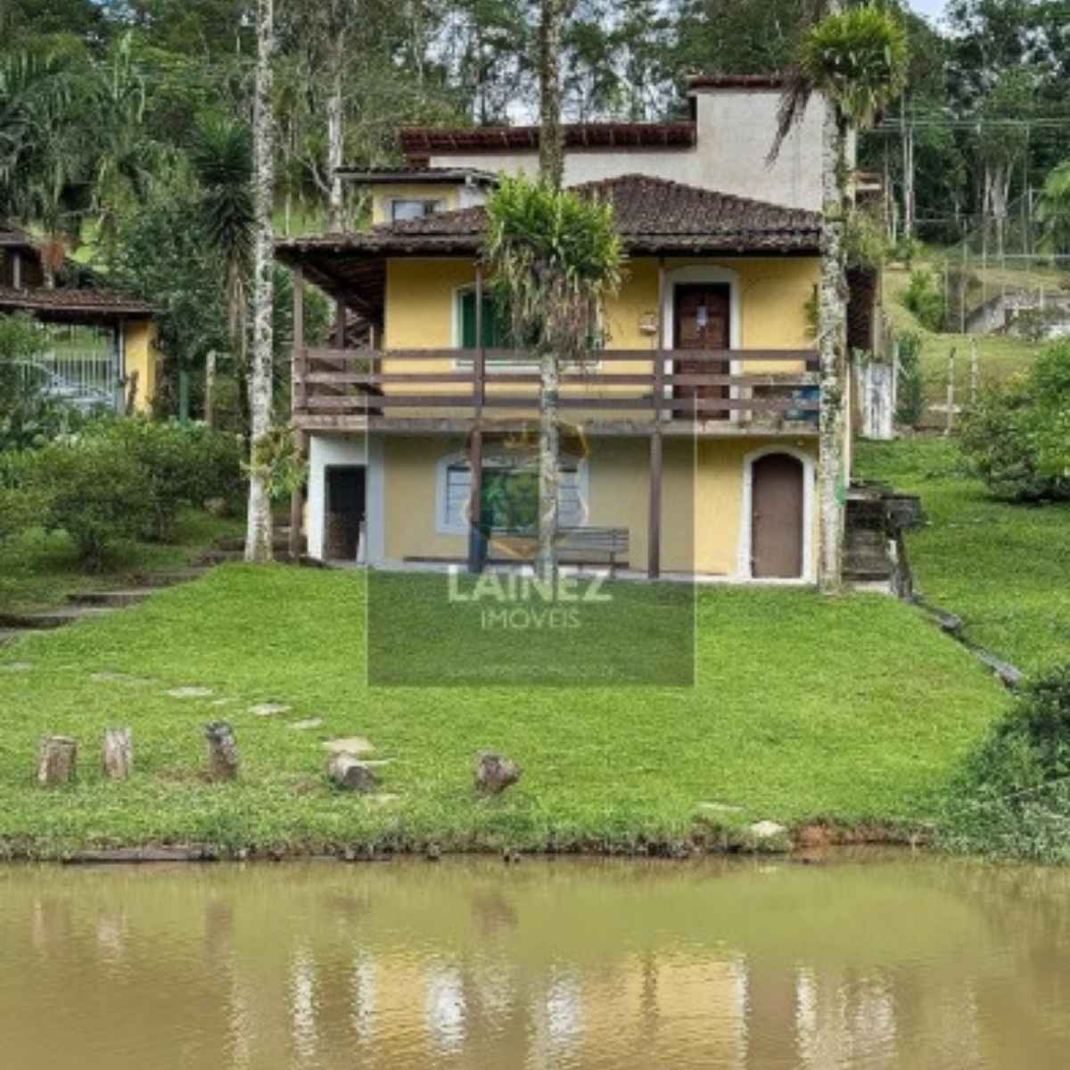 Juquitiba: Chácara com Casa Espaçosa, Lago com Ilha e Pomar!