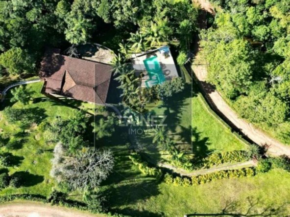 Oportunidade: Chácara com 4 Suítes e Vista de 180 Graus