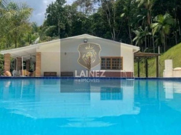 Descubra um refúgio à beira-mar em Juquitiba! Propriedade de 40.000 m² com casa principal de 5 suítes, piscina, área de lazer, casa de hóspedes, instalações rurais e nascente privativa. Por R$ 2.199.000, viva o equilíbrio perfeito entre luxo, natureza e tranquilidade.