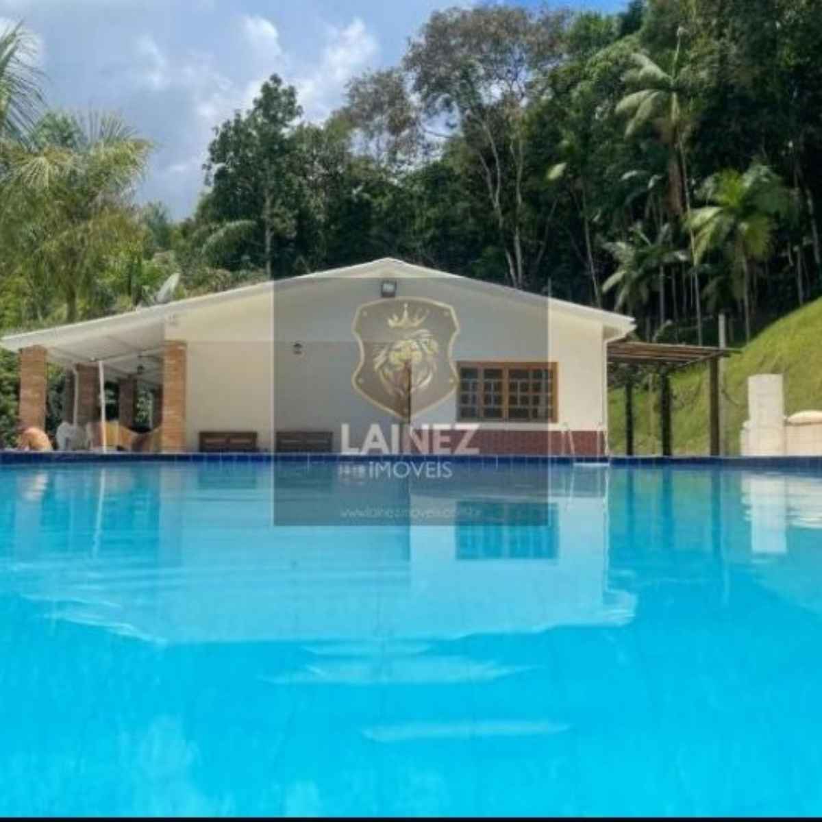 Descubra um refúgio à beira-mar em Juquitiba! Propriedade de 40.000 m² com casa principal de 5 suítes, piscina, área de lazer, casa de hóspedes, instalações rurais e nascente privativa. Por R$ 2.199.000, viva o equilíbrio perfeito entre luxo, natureza e tranquilidade.